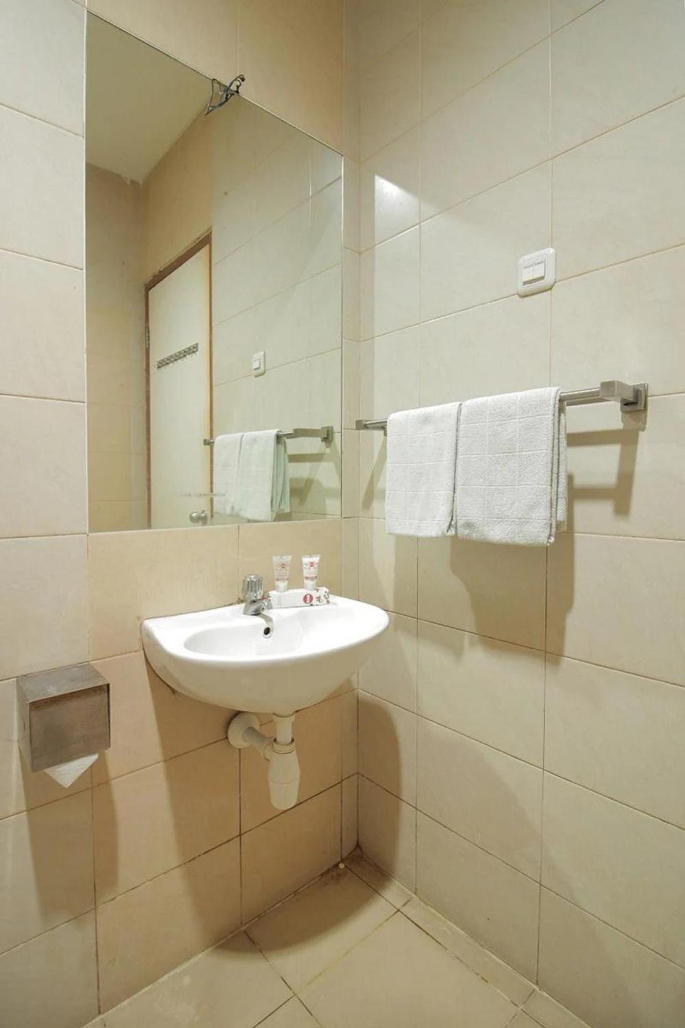 Capital O Galaxy Inn Бандунг Экстерьер фото